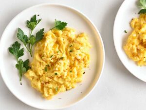 صبحانه پروتئینی با تخم مرغ و پنیر