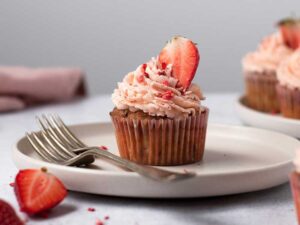 کاپ کیک وگان با طعم توت فرنگی