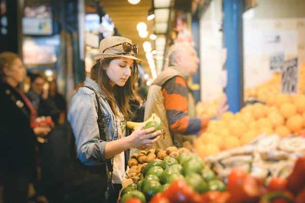یکی از راه حل های گیاهخواری در سفر گشت و گذار در بازارهای محلی مقصد باشد. بازارهایی که به دلیل فروش محصولات روستایی امکان تهیه غذاهای گیاهی و ارگانیک در آنجا بیشتر از سایر نقاط است.