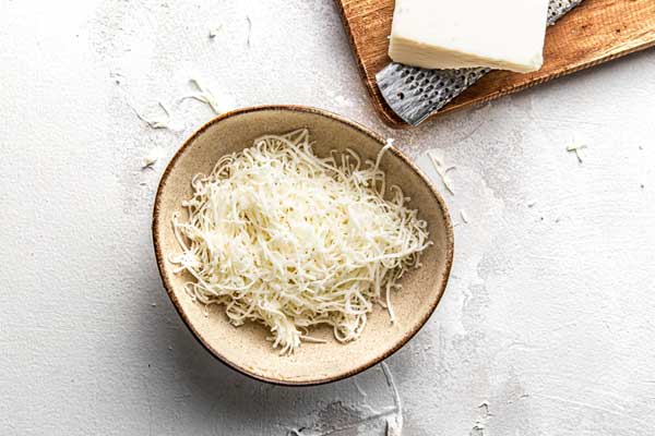 *پنیرهای پیتزا گیاهی معمولا چربی اشباع شده کمتری نسبت به انواع پنیرهای مرسوم دارند و احتمالا بر حسب نوع فرمولاسیون، فاقد گلوتن. بنابراین به عنوان یک ماده غذایی سالم می‌توانند مورد استفاده قرار گیرند. 