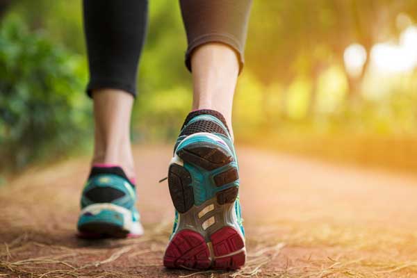 اگر وقت‌تان اجازه می‌دهد، یک پیاده‌روی یا ورزش سبک بعد از صرف غذا می‌تواند به کاهش نفخ کمک کند. در هر حال بعد از صرف غذا، تا زمانی که بدن در حال تلاش برای هضم آن است، نباید بیش از حد از خود کار بکشید. در ضورتی که امکان انجام پیاده‌روی نیست، انجام کارهایی مانند کارهای خانه می تواند در این خصوص موثر باشد.