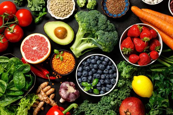 گیاهخواران می‌توانند از مواد غذایی غنی شده با این ویتامین مانند شیرهای گیاهی، برخی فرآورده‌های سویا و غلات صبحانه میزان مورد نیاز خود را تامین کنند. اما در هر حال مصرف مکمل B12 امری ضروری و واجب است. برای این منظور توصیه بر این است که گیاهخواران راهنمای زیر را برای تامین میزان مورد نیاز در بدن خود بکار برند: